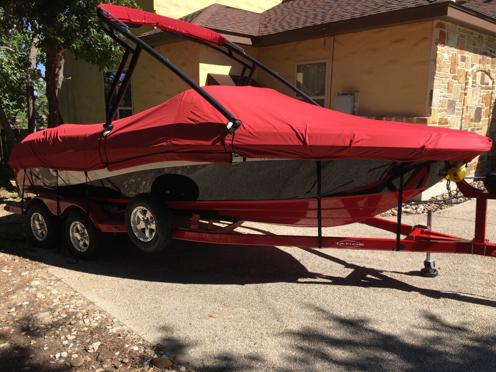 Custom-fit cover installed on Tahoe Q7I Inboard Outboard