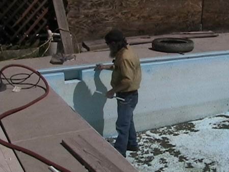After the pool was drained it was time to clean it up in order to mount the new liner.