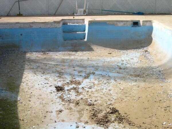 Picture shows problem areas: stairs and skimmer housing.