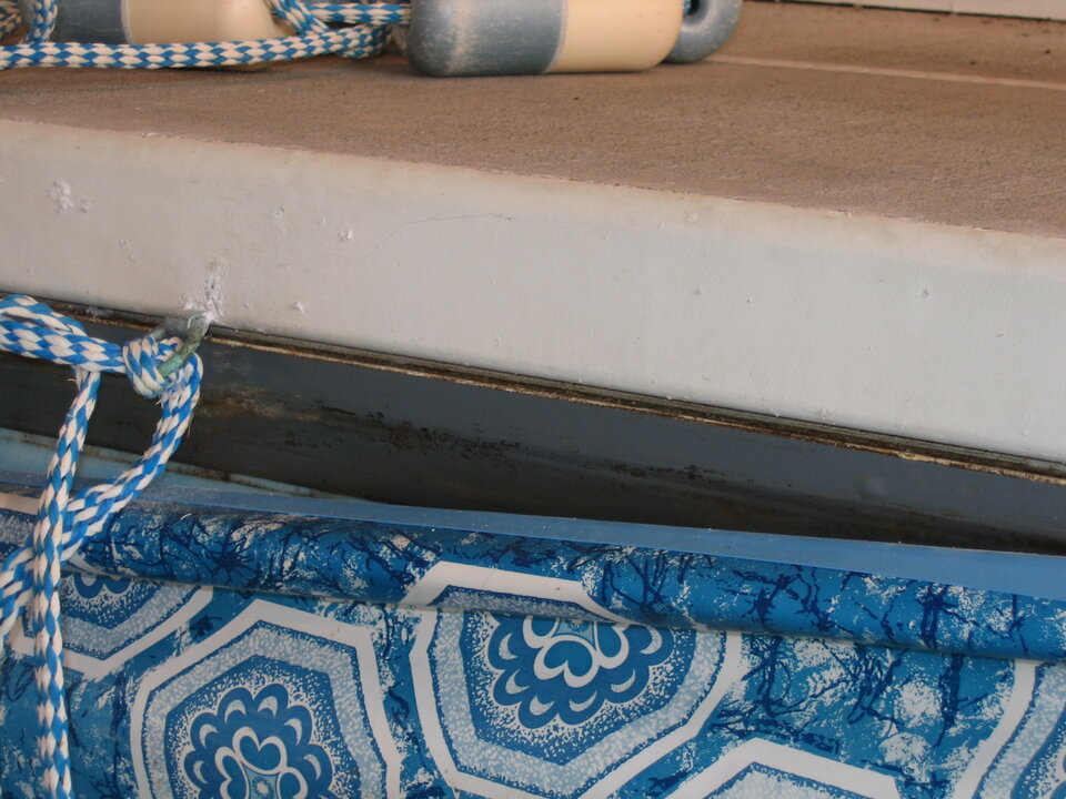 Inground vinyl liner bead hanging below its receiver track