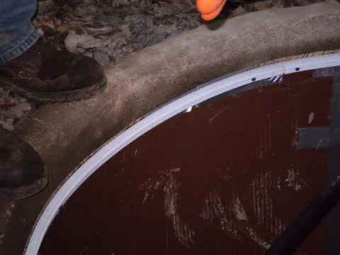Bead track around the inside of the concrete tank rim